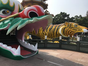 台湾の高雄に広がる「蓮池潭」の龍と虎に守られた「龍虎塔」