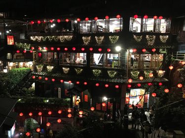 台湾のノスタルジックな街並みに妖艶な赤い提灯が浮かぶ「九份」